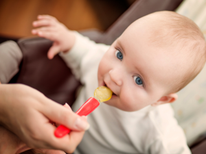 嬰兒4個月大時可以開始吃寶寶泥